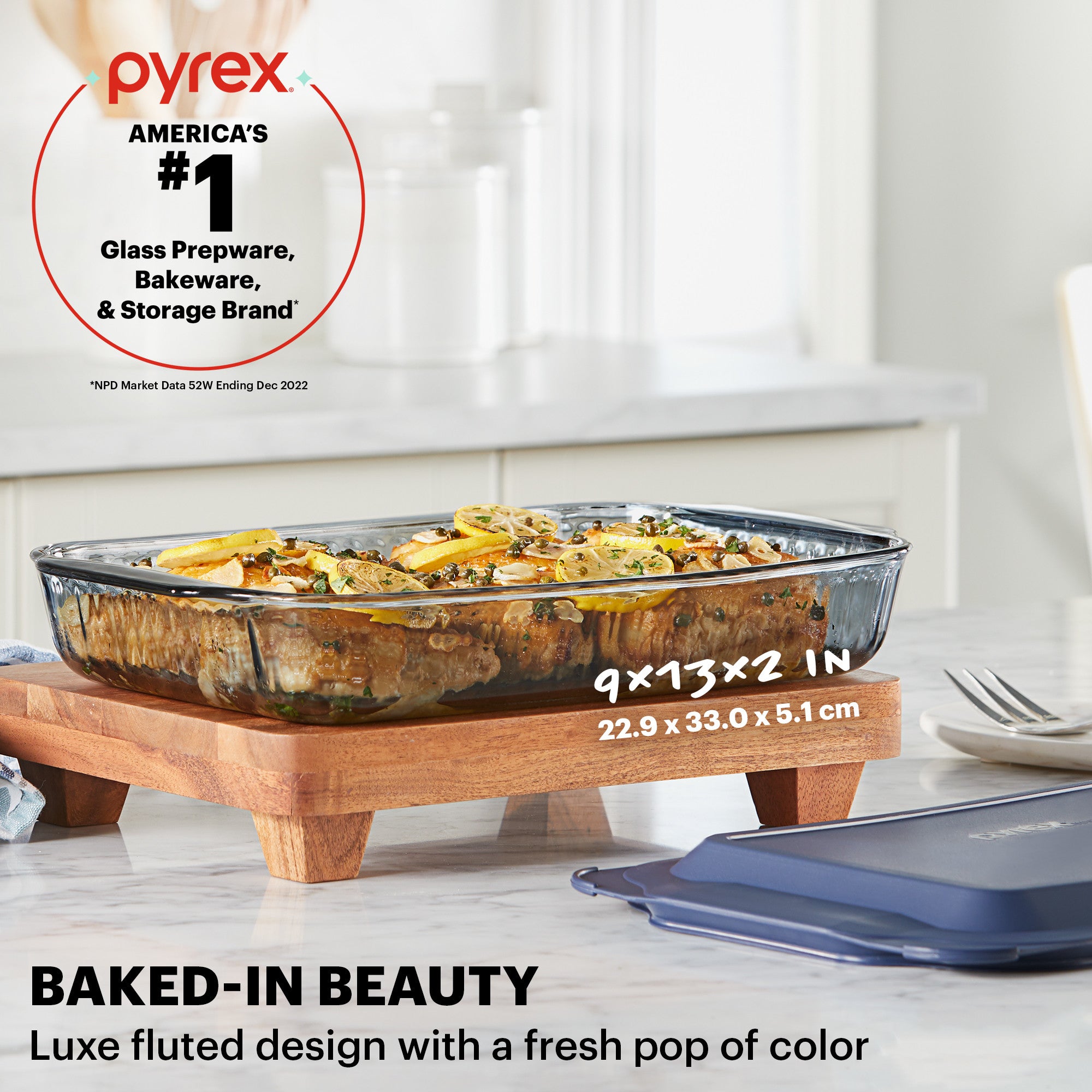 Pyrex® Colours Sculpted Smoke Bakeware Rectangle w/Plastic Lid 2.85L